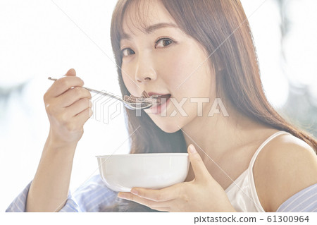 Young woman, morning, breakfast, breakfast, room, house 61300964