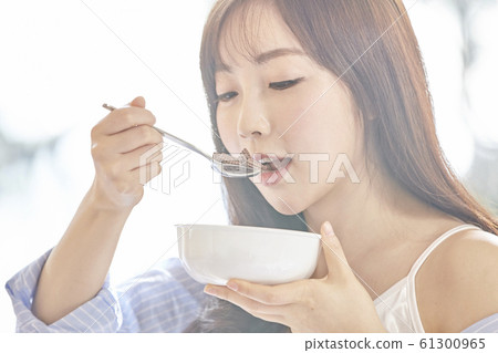 Young woman, morning, breakfast, breakfast, room, house 61300965