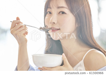 年輕女子，早晨，早餐，早餐，房間，房子 61300966