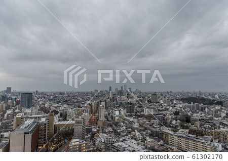 從東京文京區後樂園看到的陰天的東京景色 從東京文京區後樂園看到的陰天的東京景色 61302170