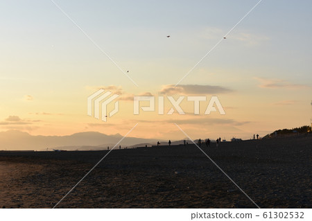 茅崎海岸日落的冬天 61302532