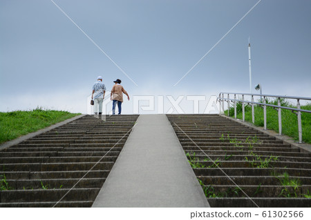 一對老年夫婦走的背影 一對老年夫婦走的背影 61302566