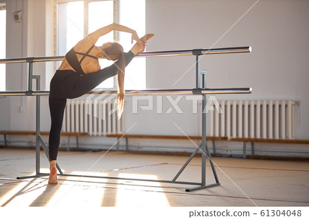 Portrait of woman training with bar Portrait of woman training with bar 61304048