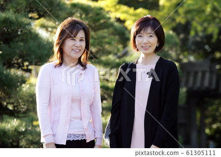 Traveling senior woman traveling together 61305111