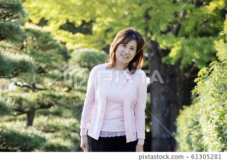 Traveling senior woman 61305281