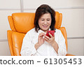 Smartphone senior woman 61305453