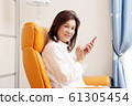 Smartphone senior woman 61305454