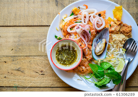 Stir-fried rice noodles (Pad Thai) with shrimp, Stir-fried rice noodles (Pad Thai) with shrimp, 61306289