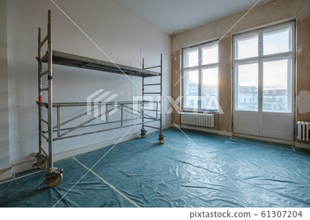 empty room during renovation with scaffolding - home refurnishment 61307204