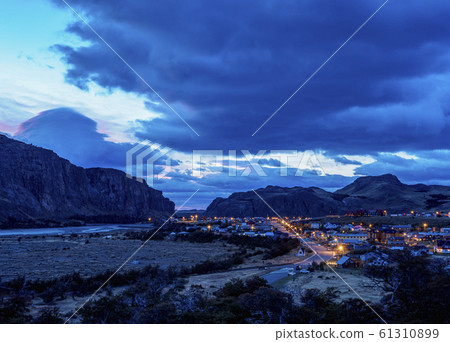 El Chalten at twilight, Patagonia, Argentina El Chalten at twilight, Patagonia, Argentina 61310899