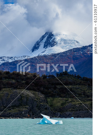 Icebergs on Lake Argentino in Los Glaciares 61310917
