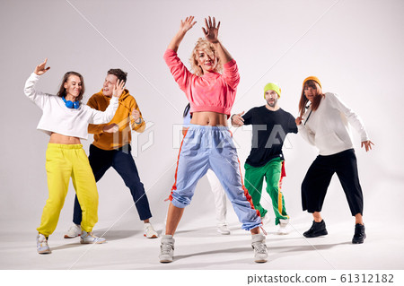 Female drainer teaching teenagers to dance 61312182