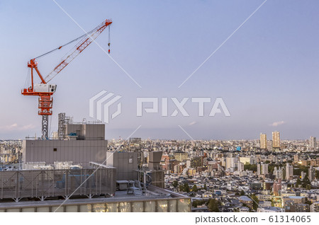 Cranes at the construction site of a skyscraper and the evening view of Tokyo seen from Korakuen, Bunkyo-ku, Tokyo 61314065
