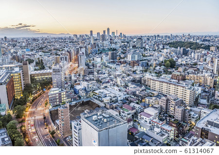 Evening view of Tokyo seen from Korakuen, Bunkyo-ku, Tokyo 61314067