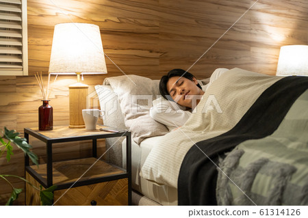 年輕人睡覺臥室的生活方式形象 61314126