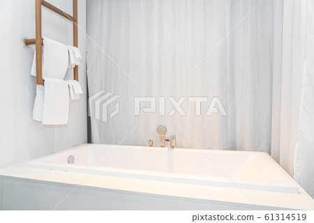 White luxury bathtub decoration interior 61314519