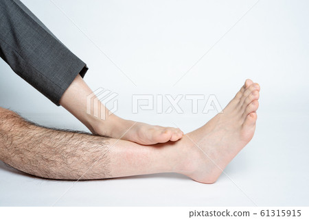 僅在可見的地方處理男性腿部脫毛圖像 61315915