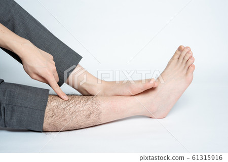 僅在可見的地方處理男性腿部脫毛圖像 61315916