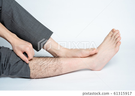 僅在可見的地方處理男性腿部脫毛圖像 61315917