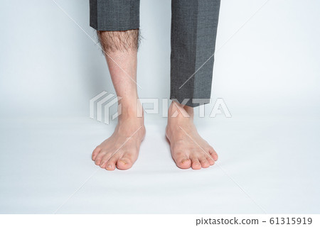 僅在可見的地方處理男性腿部脫毛圖像 61315919