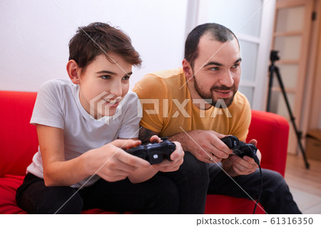 friendly father play with son cideo games friendly father play with son cideo games 61316350