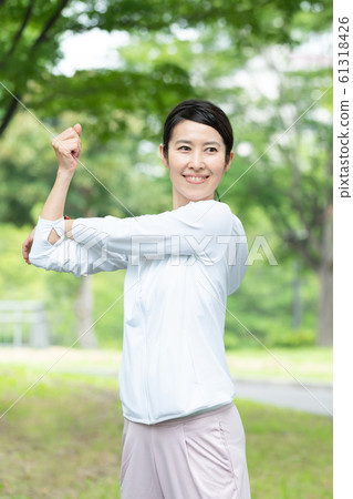 跑步的中間夫婦夫婦鍛煉圖像 61318426