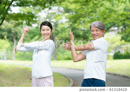 跑步的中間夫婦夫婦鍛煉圖像 61318428