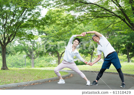 跑步的中間夫婦夫婦鍛煉圖像 61318429