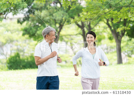 跑步的中間夫婦夫婦鍛煉圖像 61318430