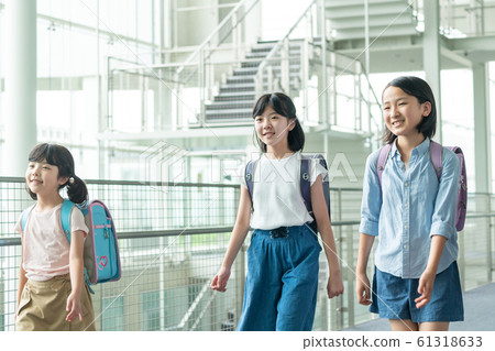 Elementary school student going to school Elementary school student going to school 61318633