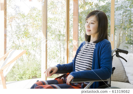 年輕女子坐在輪椅上 年輕女子坐在輪椅上 61319082