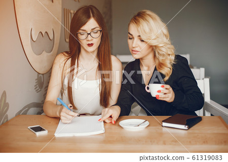 businesswomen in a caffe businesswomen in a caffe 61319083