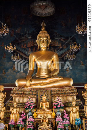 Wat Ratchanatdaram and Loha Prasat (iron castle) Wat Ratchanatdaram and Loha Prasat (iron castle) 61319279