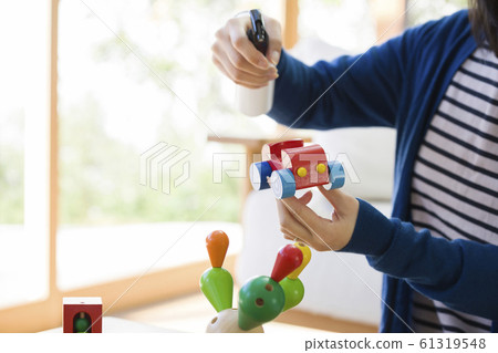 Mother's hand to disinfect children's toys 61319548