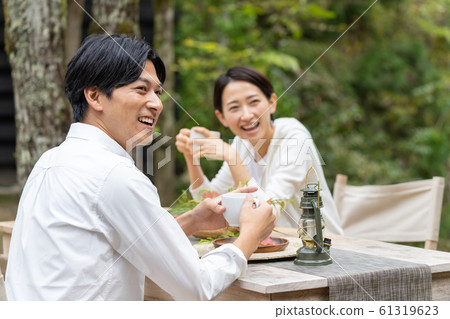 Couple, barbecue, outdoors Couple, barbecue, outdoors 61319623