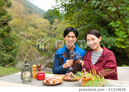 情侶燒烤露營戶外形象 61319636