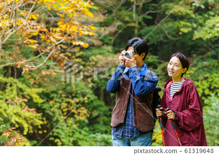 夫婦徒步登山旅行戶外形象 61319648