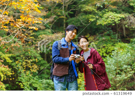 夫婦徒步登山旅行戶外形象 61319649