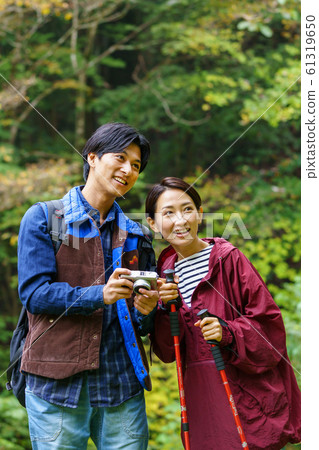 夫婦徒步登山旅行戶外形象 61319650