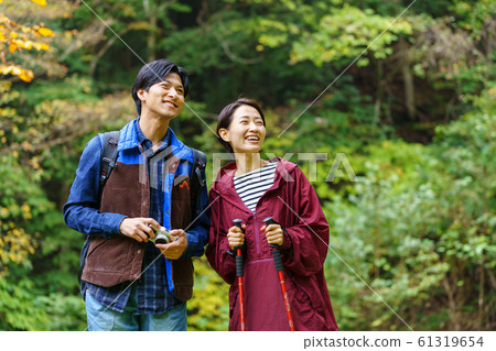 夫婦徒步登山旅行戶外形象 61319654