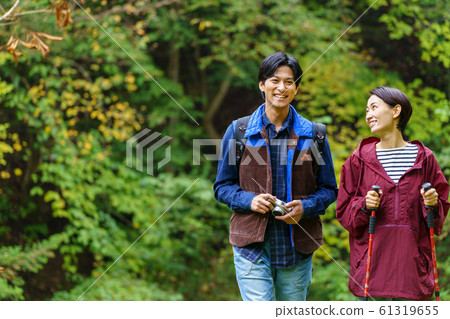 夫婦徒步登山旅行戶外形象 61319655