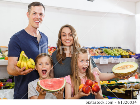 family with children showing fruits 61320034