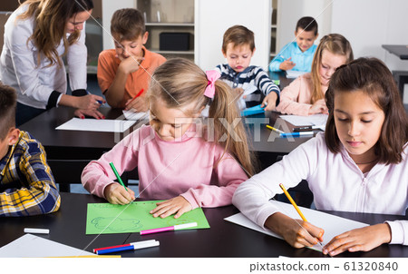 calm little children with teacher drawing in classroom calm little children with teacher drawing in classroom 61320840