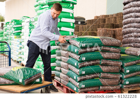 Customer buying fertilizer in store 61322228