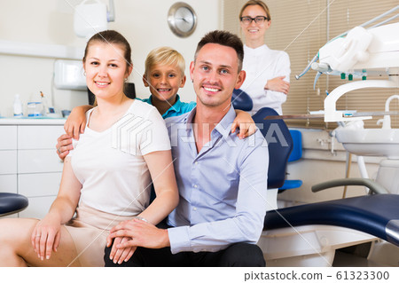 People are on dentist's receptionist People are on dentist's receptionist 61323300