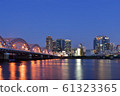 建築物和照明的夜景 61323365