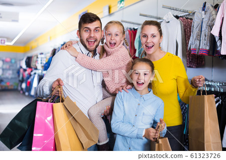 parents with two little girls during family shopping parents with two little girls during family shopping 61323726