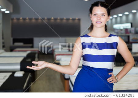 seller who is standing on her workplace seller who is standing on her workplace 61324295