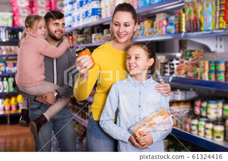 family shopping together in grocery store family shopping together in grocery store 61324416