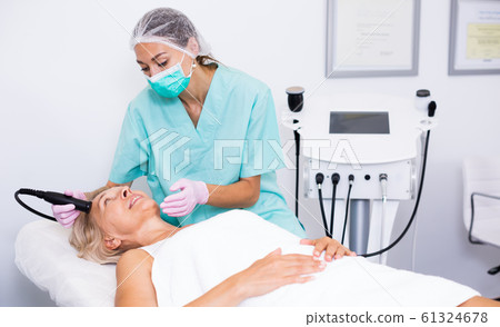 Professional cosmetician performing cryolipolyse Professional cosmetician performing cryolipolyse 61324678